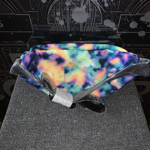 PINK Victoria Secret belt bag NWT - Picture 3 of 7